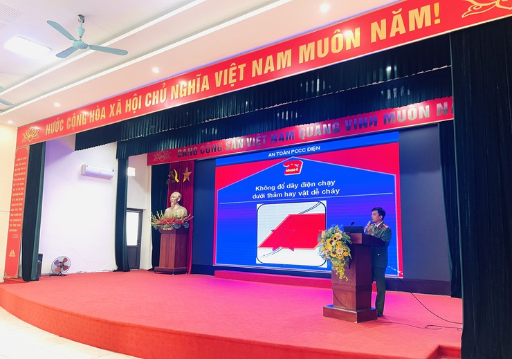 UBBC xã Thiên Lộc - Công an xã tuyên truyền, phổ biến kiến thức pháp luật về PCCC & CNCH tại các điểm bầu cử- Ảnh 4.