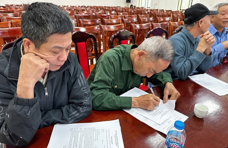 Bát Tràng tuyên truyền pháp luật cá biệt về đất đai, bảo vệ môi trường tại thôn Khoan Tế- Ảnh 4.