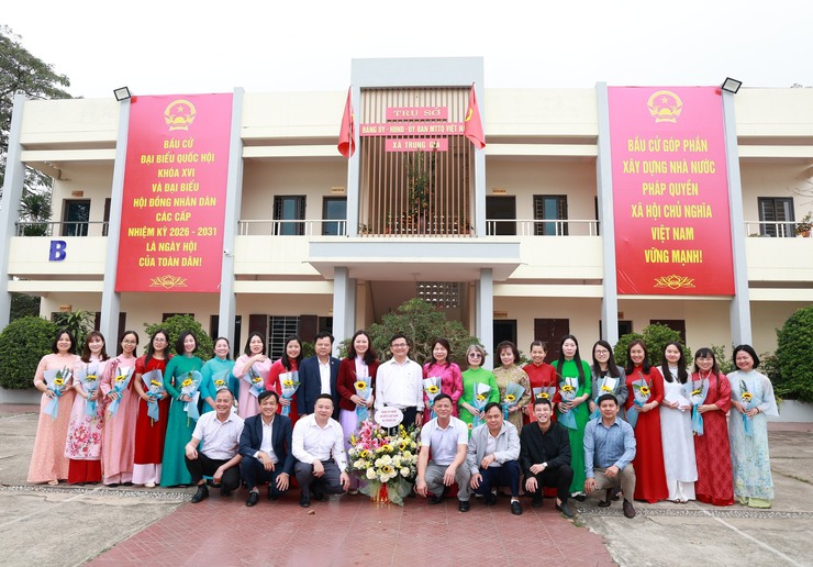 THƯỜNG TRỰC ĐẢNG ỦY GẶP MẶT, CHÚC MỪNG NỮ CÁN BỘ, CÔNG CHỨC, NGƯỜI LAO ĐỘNG NHÂN KỶ NIỆM 116 NĂM NGÀY QUỐC TẾ PHỤ NỮ 8/3- Ảnh 2.