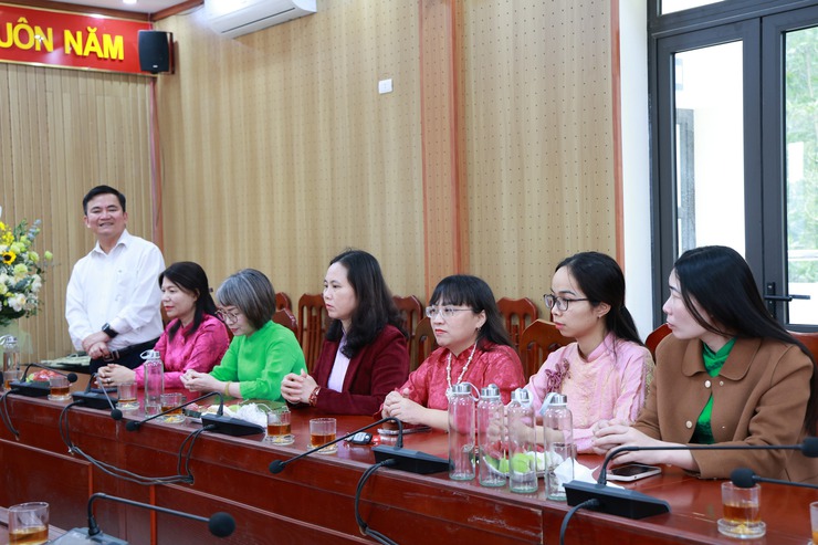 THƯỜNG TRỰC ĐẢNG ỦY GẶP MẶT, CHÚC MỪNG NỮ CÁN BỘ, CÔNG CHỨC, NGƯỜI LAO ĐỘNG NHÂN KỶ NIỆM 116 NĂM NGÀY QUỐC TẾ PHỤ NỮ 8/3- Ảnh 1.