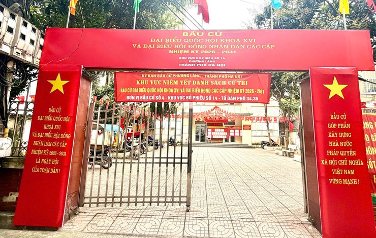 PHƯỜNG LÁNG TÍCH CỰC TRIỂN KHAI CÔNG TÁC TUYÊN TRUYỀN, TRANG TRÍ VÀ ỨNG DỤNG CHUYỂN ĐỔI SỐ PHỤC VỤ BẦU CỬ ĐẠI BIỂU QUỐC HỘI KHÓA XVI VÀ ĐẠI BIỂU HỘI ĐỒNG NHÂN DÂN CÁC CẤP NHIỆM KỲ 2026-2031- Ảnh 1.