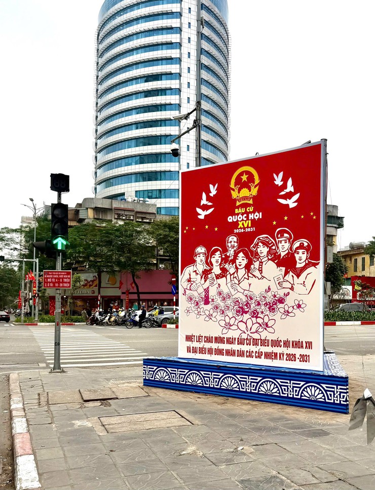 PHƯỜNG LÁNG TÍCH CỰC TRIỂN KHAI CÔNG TÁC TUYÊN TRUYỀN, TRANG TRÍ VÀ ỨNG DỤNG CHUYỂN ĐỔI SỐ PHỤC VỤ BẦU CỬ ĐẠI BIỂU QUỐC HỘI KHÓA XVI VÀ ĐẠI BIỂU HỘI ĐỒNG NHÂN DÂN CÁC CẤP NHIỆM KỲ 2026-2031- Ảnh 3.