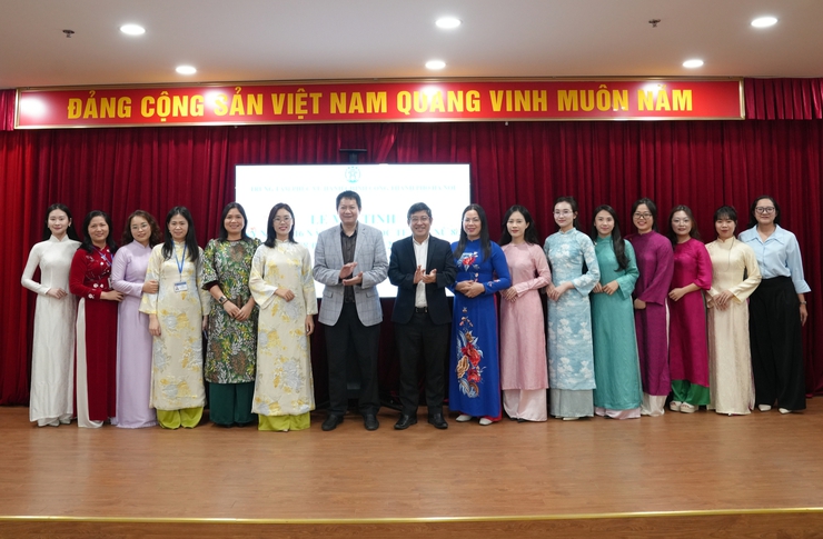 Lan tỏa tinh thần đoàn kết tại Trung tâm Phục vụ hành chính công Hà Nội nhân Ngày Quốc tế Phụ nữ 8/3- Ảnh 4.