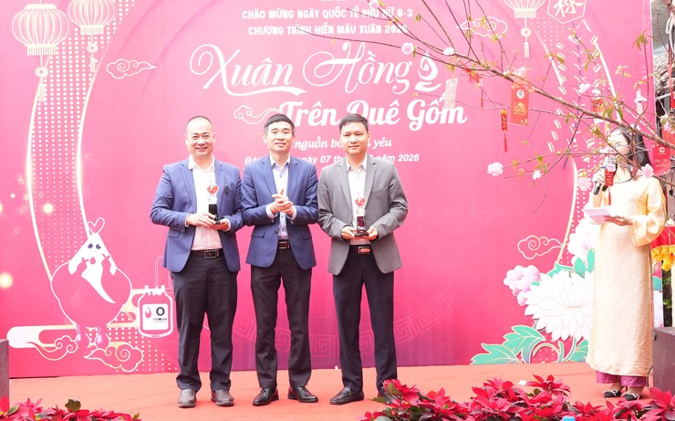 "Xuân hồng trên quê gốm": Lan tỏa những giọt máu nghĩa tình đầu xuân- Ảnh 1.