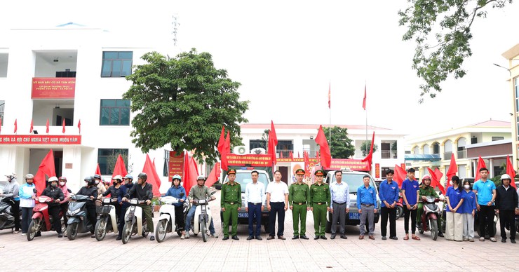 Xã Tam Hưng ra quân tuyên truyền lưu động về bầu cử- Ảnh 1.