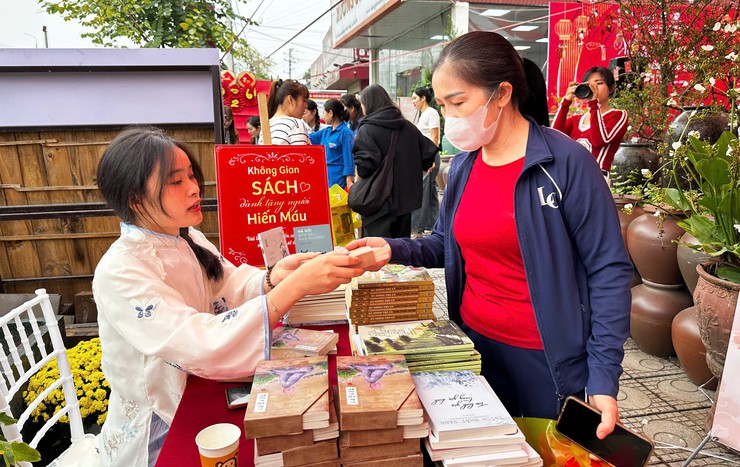 "Xuân hồng trên quê gốm": Lan tỏa những giọt máu nghĩa tình đầu xuân- Ảnh 5.