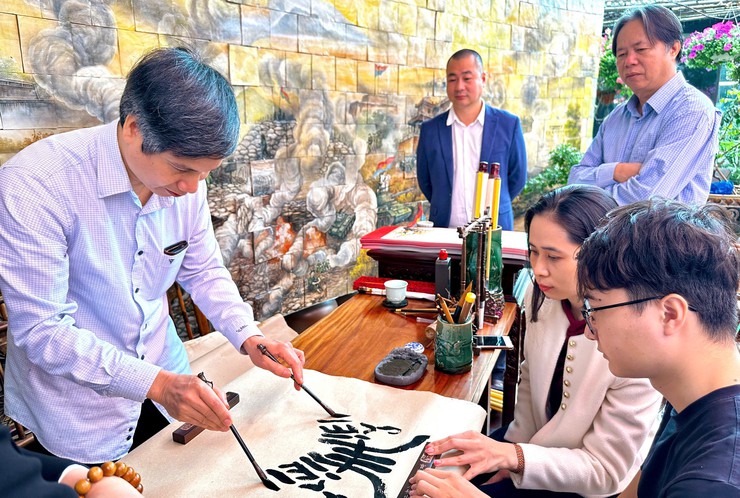 "Xuân hồng trên quê gốm": Lan tỏa những giọt máu nghĩa tình đầu xuân- Ảnh 8.