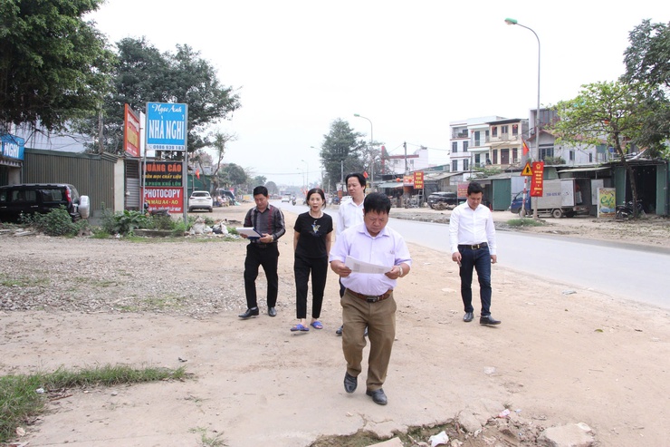 Tổ tuyên truyền số 3 của Ủy ban MTTQ Việt Nam xã Phú Nghĩa tuyên truyền, vận động các hộ dân bàn giao mặt bằng Dự án cải tạo, nâng cấp Quốc lộ 6 đoạn Ba La – Xuân Mai- Ảnh 1.