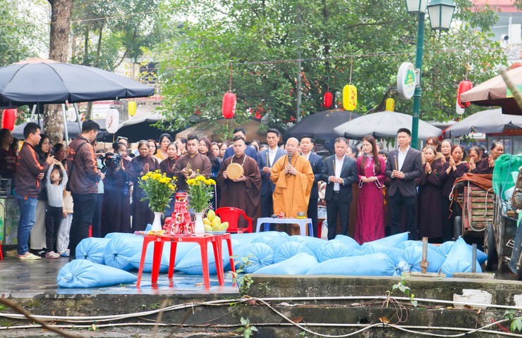Thả cá chép tại hồ Long Trì – Hoạt động ý nghĩa góp phần lan tỏa thông điệp bảo vệ môi trường tại Chùa Thầy- Ảnh 1.