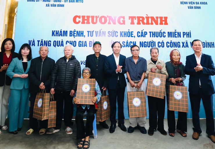Xã Vân Đình: Tổ chức khám bệnh, cấp thuốc miễn phí và tặng quà cho người có công, người cao tuổi trên địa bàn- Ảnh 5.