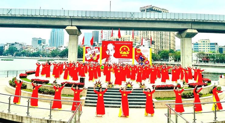 Phụ nữ Phường Ô Chợ Dừa : Rực rỡ sắc cờ tự hào- Kỷ niệm 116 năm ngày Quốc tế phụ nữ 8/3- Ảnh 7.