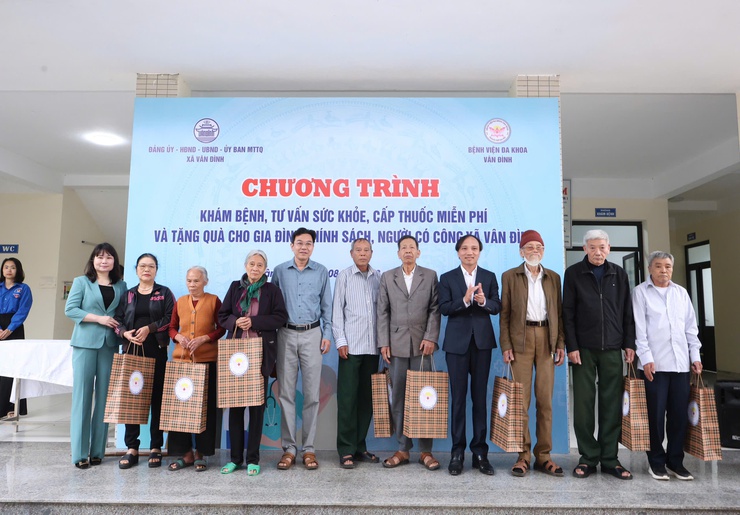 Xã Vân Đình: Tổ chức khám bệnh, cấp thuốc miễn phí và tặng quà cho người có công, người cao tuổi trên địa bàn- Ảnh 2.