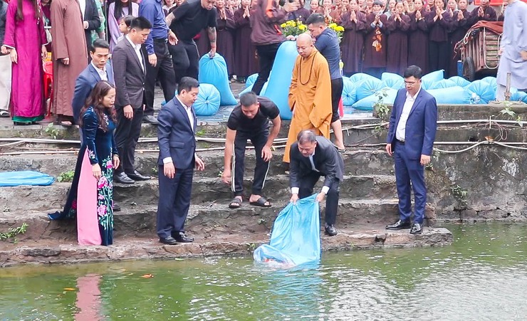 Thả cá chép tại hồ Long Trì – Hoạt động ý nghĩa góp phần lan tỏa thông điệp bảo vệ môi trường tại Chùa Thầy- Ảnh 3.