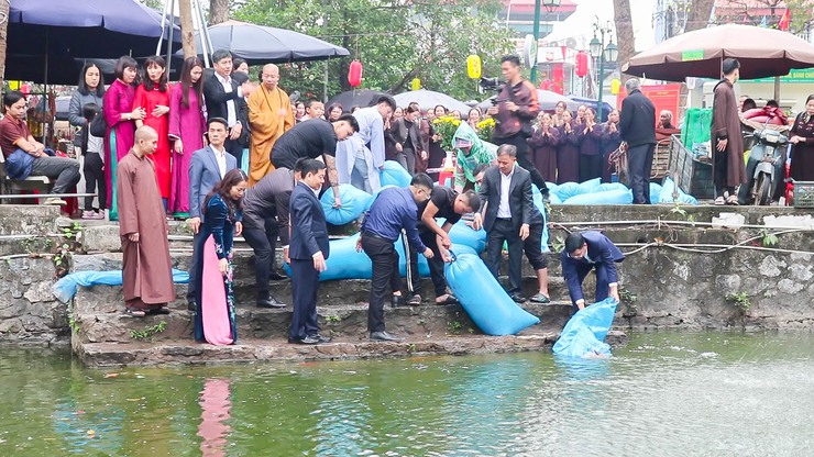 Thả cá chép tại hồ Long Trì – Hoạt động ý nghĩa góp phần lan tỏa thông điệp bảo vệ môi trường tại Chùa Thầy- Ảnh 4.