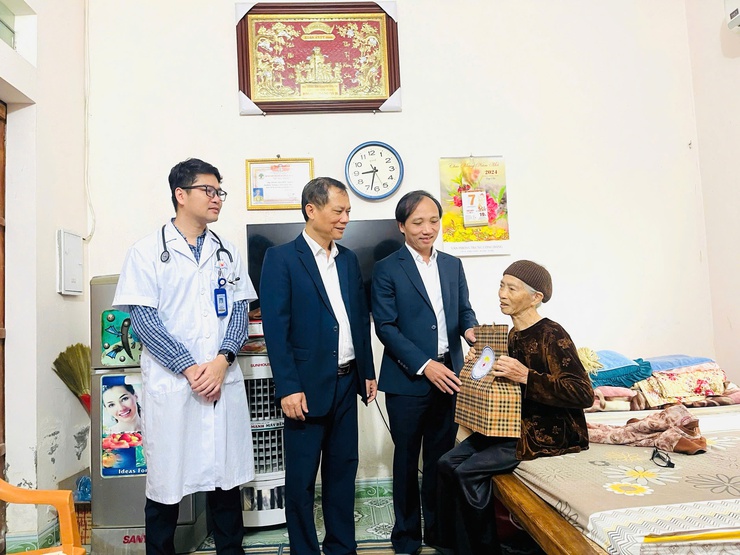 Xã Vân Đình: Tổ chức khám bệnh, cấp thuốc miễn phí và tặng quà cho người có công, người cao tuổi trên địa bàn- Ảnh 6.