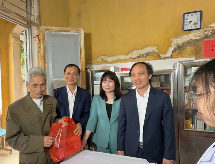 Xã Vân Đình: Tổ chức khám bệnh, cấp thuốc miễn phí và tặng quà cho người có công, người cao tuổi trên địa bàn- Ảnh 9.