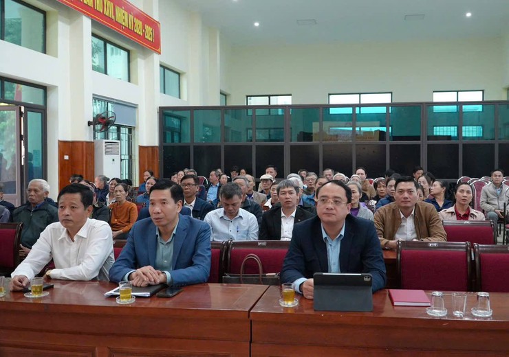 Đồng chí Bí thư Đảng uỷ, Chủ tịch HĐND xã và các ứng cử viên Đơn vị bầu cử số 2 tiếp xúc cử tri 3 thôn Đồng Vinh, Chuôn Thượng và Chuôn Trung- Ảnh 1.