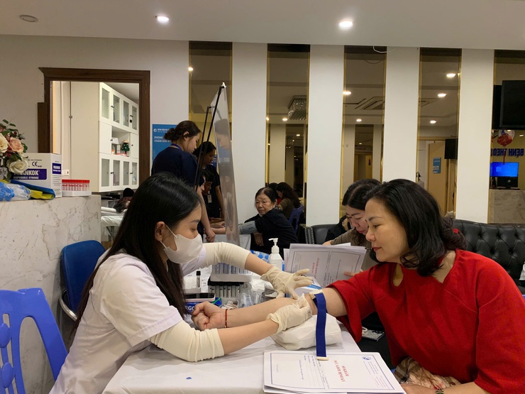 Phường Ba Đình tổ chức khám sức khỏe cho nữ cán bộ nhân dịp kỷ niệm 116 năm Ngày Quốc tế Phụ nữ (08/3)- Ảnh 2.