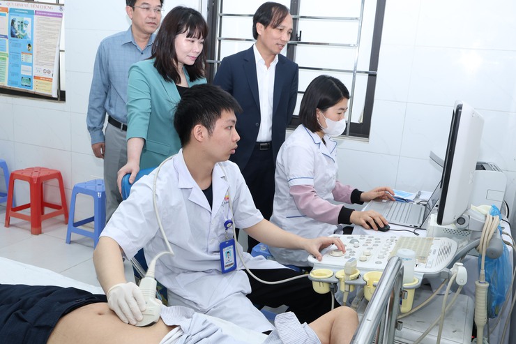 Xã Vân Đình: Tổ chức khám bệnh, cấp thuốc miễn phí và tặng quà cho người có công, người cao tuổi trên địa bàn- Ảnh 4.