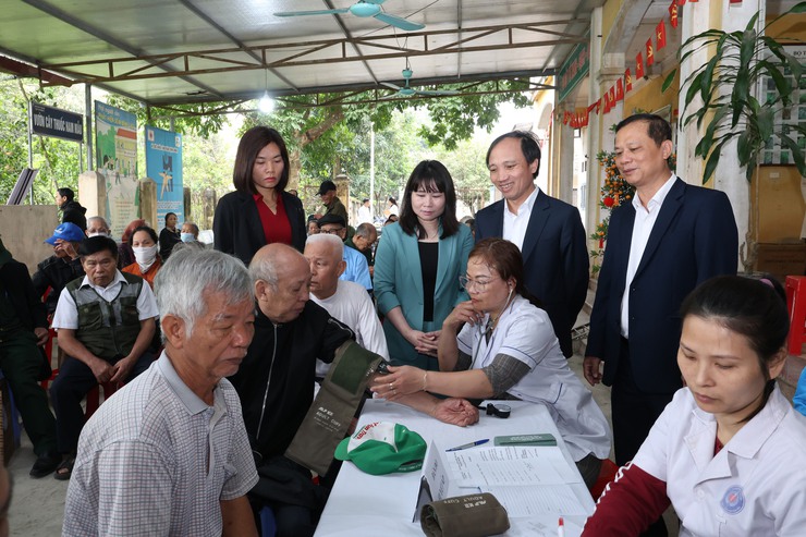 Xã Vân Đình: Tổ chức khám bệnh, cấp thuốc miễn phí và tặng quà cho người có công, người cao tuổi trên địa bàn- Ảnh 7.