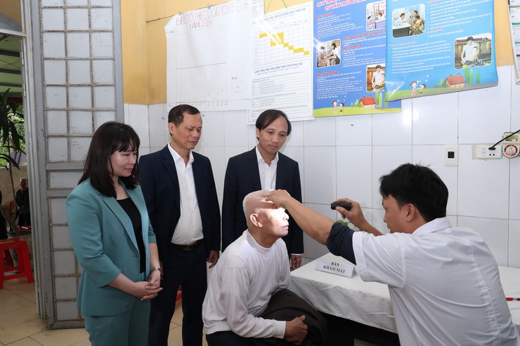 Xã Vân Đình: Tổ chức khám bệnh, cấp thuốc miễn phí và tặng quà cho người có công, người cao tuổi trên địa bàn- Ảnh 8.