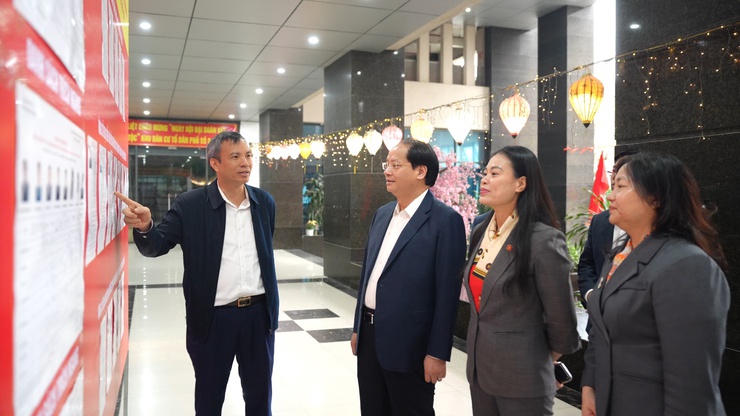 Trưởng ban Tuyên giáo và Dân vận Thành ủy Hà Nội Nguyễn Doãn Toản kiểm tra công tác chuẩn bị bầu cử tại xã An Khánh- Ảnh 1.