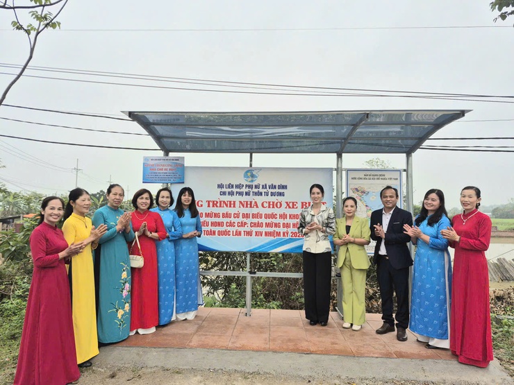 HỘI PHỤ NỮ XÃ VÂN ĐÌNH:  KHÁNH THÀNH NHÀ CHỜ XE BUÝT, CÔNG TRÌNH XÃ HỘI HÓA THIẾT THỰC PHỤC VỤ NHÂN DÂN- Ảnh 1.