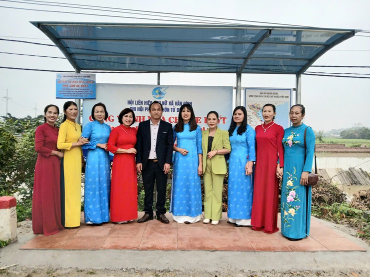 HỘI PHỤ NỮ XÃ VÂN ĐÌNH:  KHÁNH THÀNH NHÀ CHỜ XE BUÝT, CÔNG TRÌNH XÃ HỘI HÓA THIẾT THỰC PHỤC VỤ NHÂN DÂN- Ảnh 2.