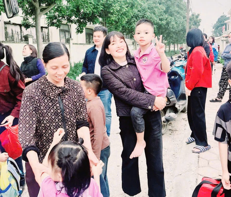 "BÔNG HOA HƯỚNG DƯƠNG" TỎA SÁNG NHÂN NGÀY QUỐC TẾ PHỤ NỮ 8/3
Cô giáo Lã Thị Hải – người thắp lửa tâm huyết cho ngôi trường hạnh phúc- Ảnh 11.