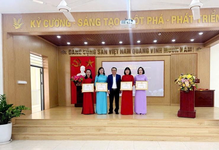 "BÔNG HOA HƯỚNG DƯƠNG" TỎA SÁNG NHÂN NGÀY QUỐC TẾ PHỤ NỮ 8/3
Cô giáo Lã Thị Hải – người thắp lửa tâm huyết cho ngôi trường hạnh phúc- Ảnh 5.