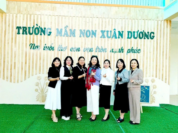 "BÔNG HOA HƯỚNG DƯƠNG" TỎA SÁNG NHÂN NGÀY QUỐC TẾ PHỤ NỮ 8/3
Cô giáo Lã Thị Hải – người thắp lửa tâm huyết cho ngôi trường hạnh phúc- Ảnh 3.
