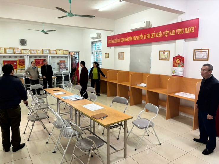 Các Ban bầu cử phường kiểm tra công tác chuẩn bị bầu cử tại khu vực bỏ phiếu trên địa bàn phường Bồ Đề- Ảnh 4.