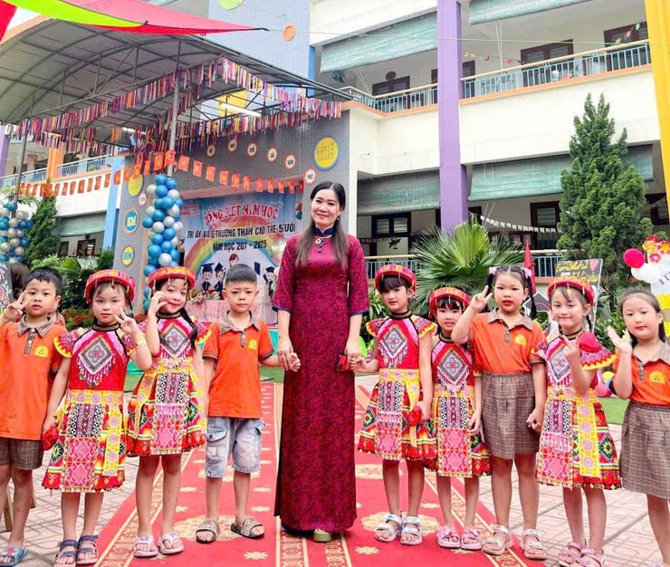  CÔ GIÁO PHẠM THỊ HOA – BÍ THƯ CHI BỘ, HIỆU TRƯỞNG TRƯỜNG MẦM NON CAO DƯƠNG:
      TẤM GƯƠNG PHỤ NỮ TÂM HUYẾT TRONG SỰ NGHIỆP "ƯƠM MẦM TƯƠNG LAI"- Ảnh 3.