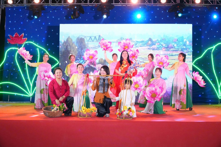  CÔ GIÁO PHẠM THỊ HOA – BÍ THƯ CHI BỘ, HIỆU TRƯỞNG TRƯỜNG MẦM NON CAO DƯƠNG:
      TẤM GƯƠNG PHỤ NỮ TÂM HUYẾT TRONG SỰ NGHIỆP "ƯƠM MẦM TƯƠNG LAI"- Ảnh 9.