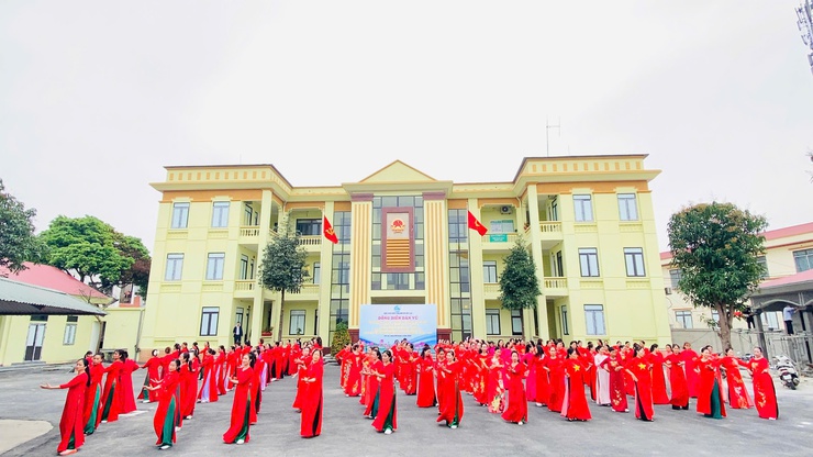 Hội LHPN xã Vật Lại tổ chức chương trình đồng diễn dân vũ chào mừng Ngày Quốc tế phụ nữ 8-3- Ảnh 2.