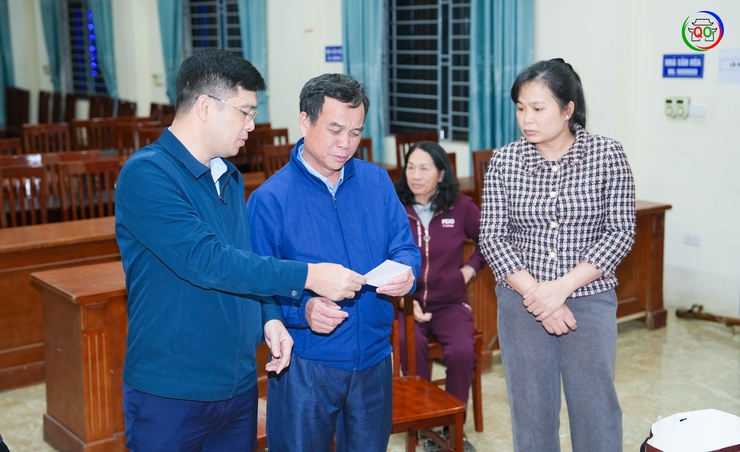 Phó Chủ tịch UBND xã Quốc Oai kiểm tra công tác chuẩn bị bầu cử tại các khu vực bỏ phiếu- Ảnh 2.