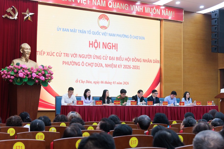 Cử tri phường Ô Chợ Dừa quan tâm đến chương trình hành động của các ứng cử viên- Ảnh 1.