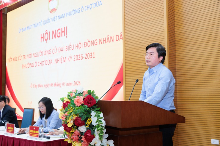 Cử tri phường Ô Chợ Dừa quan tâm đến chương trình hành động của các ứng cử viên- Ảnh 2.