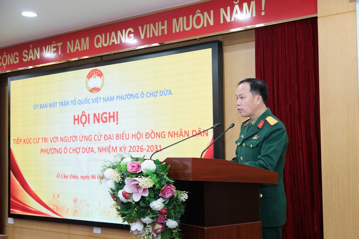 Cử tri phường Ô Chợ Dừa quan tâm đến chương trình hành động của các ứng cử viên- Ảnh 4.