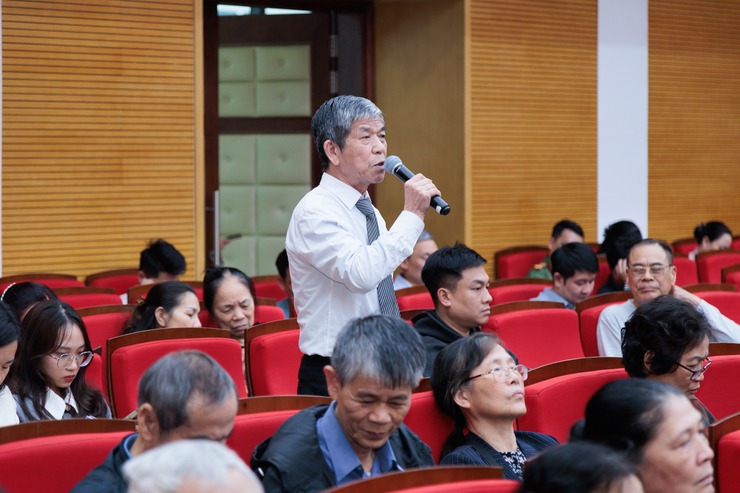 Cử tri phường Ô Chợ Dừa quan tâm đến chương trình hành động của các ứng cử viên- Ảnh 7.