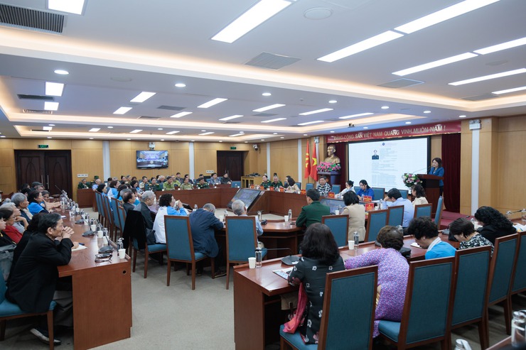 Cử tri phường Ô Chợ Dừa quan tâm đến chương trình hành động của các ứng cử viên- Ảnh 5.