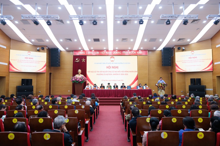 Cử tri phường Ô Chợ Dừa quan tâm đến chương trình hành động của các ứng cử viên- Ảnh 3.