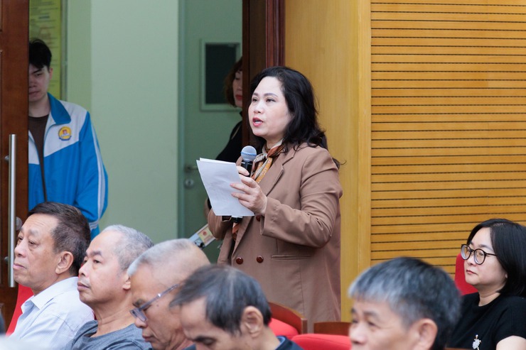 Cử tri phường Ô Chợ Dừa quan tâm đến chương trình hành động của các ứng cử viên- Ảnh 6.