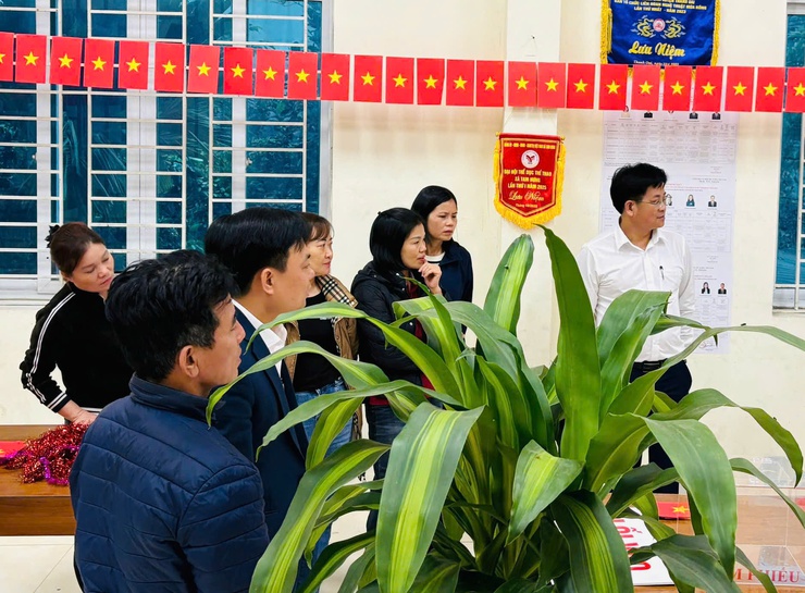 Chủ tịch UBND xã Tam Hưng Bùi Đình Thái kiểm tra công tác bầu cử- Ảnh 4.