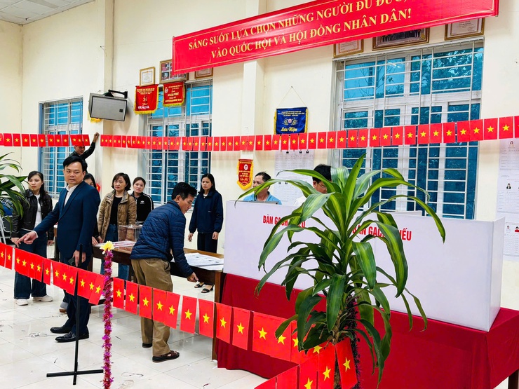 Chủ tịch UBND xã Tam Hưng Bùi Đình Thái kiểm tra công tác bầu cử- Ảnh 5.