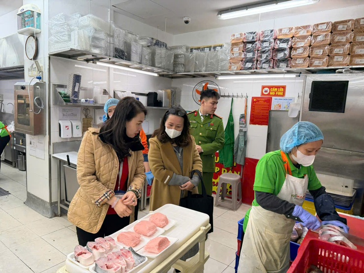 Tăng cường công khai, xử lý nghiêm các cơ sở vi phạm an toàn thực phẩm trên địa bàn phường Đống Đa- Ảnh 9.