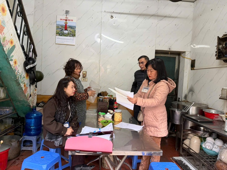 Tăng cường công khai, xử lý nghiêm các cơ sở vi phạm an toàn thực phẩm trên địa bàn phường Đống Đa- Ảnh 3.
