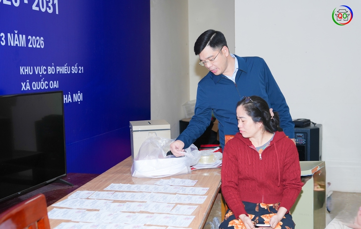 Phó Chủ tịch UBND xã Quốc Oai kiểm tra công tác chuẩn bị bầu cử tại các khu vực bỏ phiếu- Ảnh 3.