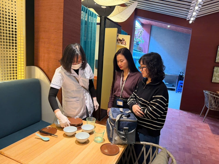 Tăng cường công khai, xử lý nghiêm các cơ sở vi phạm an toàn thực phẩm trên địa bàn phường Đống Đa- Ảnh 7.