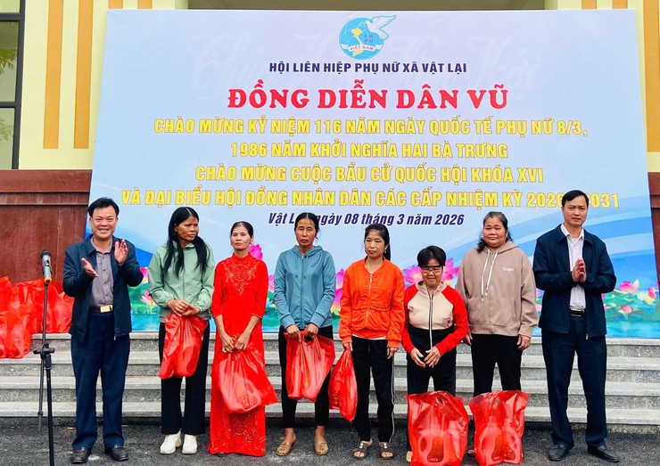 Hội LHPN xã Vật Lại tổ chức chương trình đồng diễn dân vũ chào mừng Ngày Quốc tế phụ nữ 8-3- Ảnh 5.